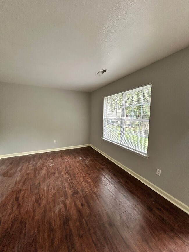 Building Photo - Charming 2 Bed, 1 Bath, 1 Car Garage, Covered Patio in Private Neighborhood!