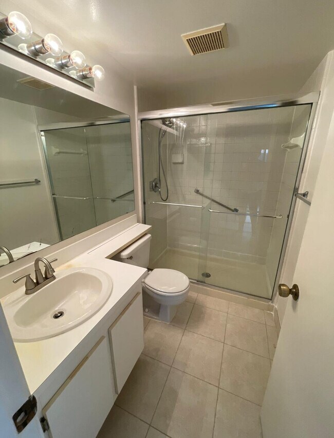 Building Photo - 208 Foxtail Dr