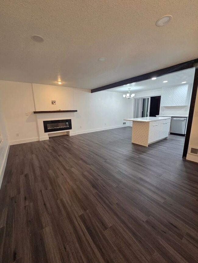 Building Photo - Must see Interior!! Tacoma 5 Bed with Large Fenced Back Yard on Dead End Street!