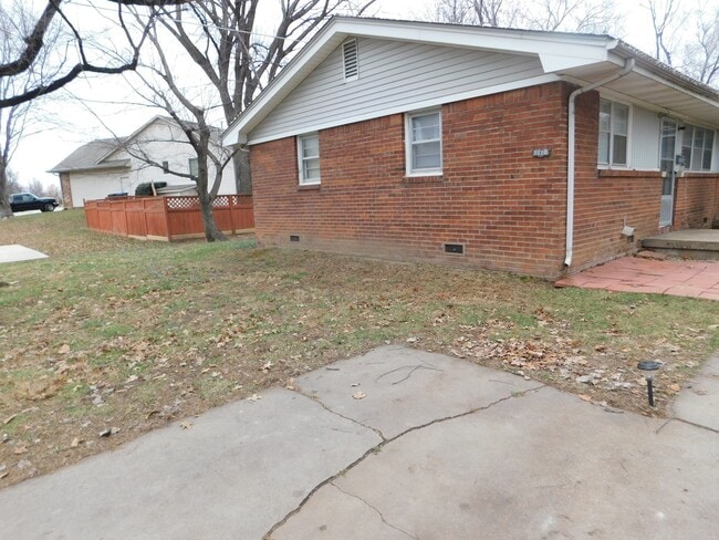 Building Photo - Very nice 2 bedroom/1 bath duplex in NE El...