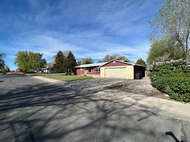 Building Photo - 3 Bed 2 Bath House with Attached 2 Car Garage & Trailer Parking