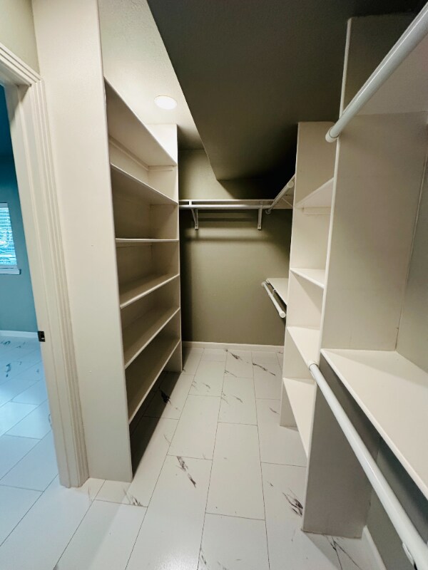 Building Photo - 2504 Avon Dr