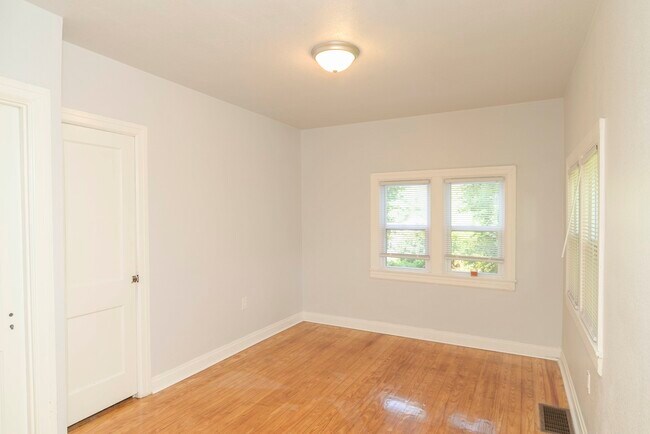 Building Photo - 124 Riverside Dr