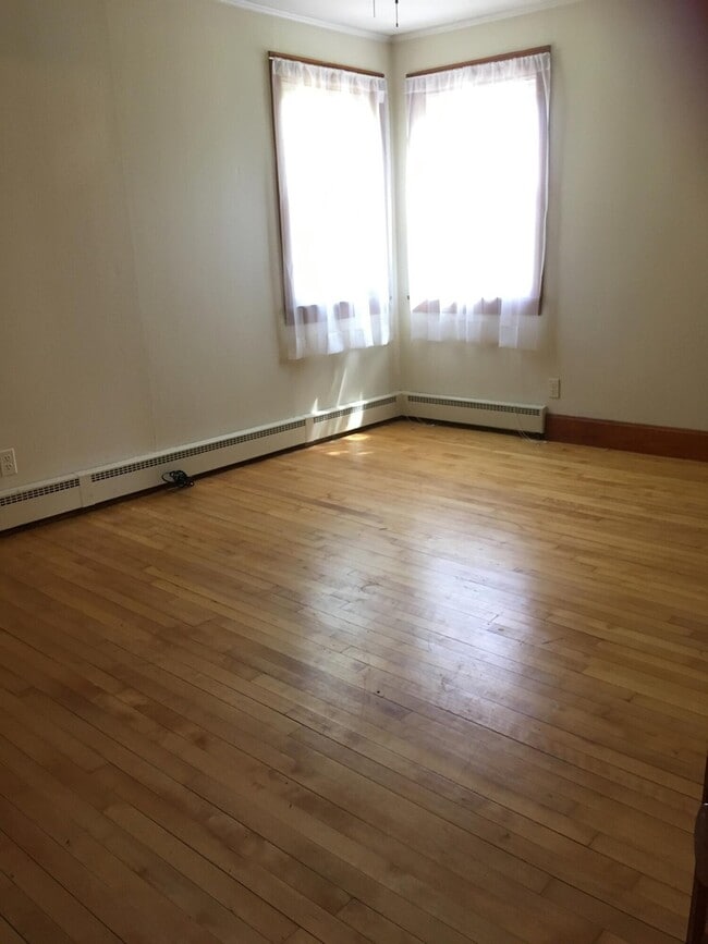 Building Photo - 4 Queens Way