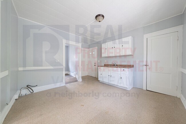 Building Photo - 2040 W 103rd St