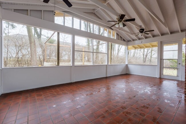 Building Photo - Spacious 2-Bed, 2-Bath Home with Basement – Prime Columbus Location!