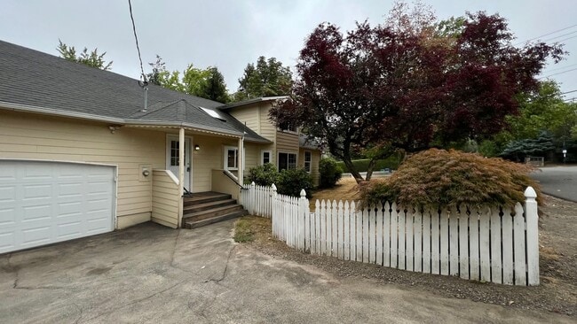 Building Photo - Outdoor Oasis: Charming 3 Bed 2 Bath House!