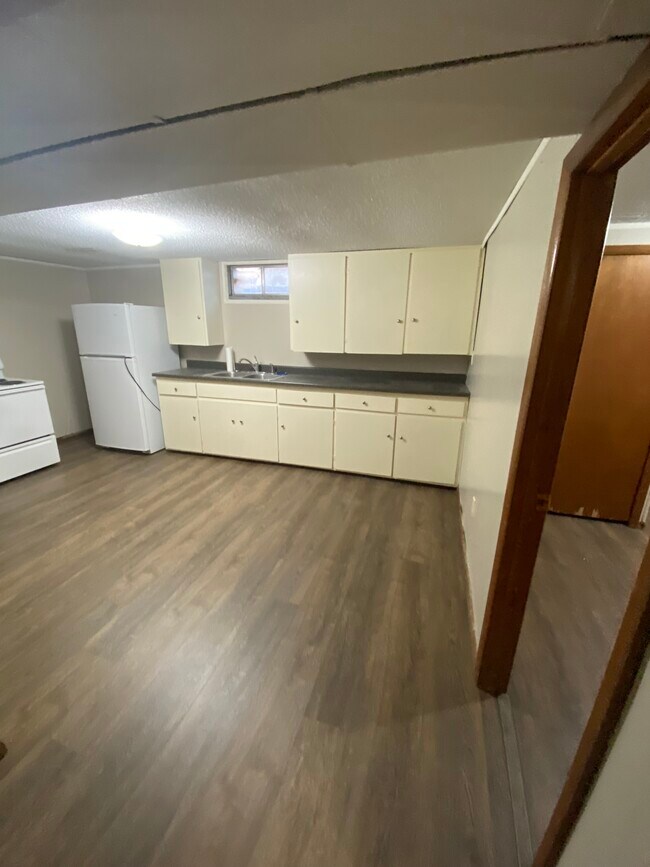 Building Photo - 615 E 5th St