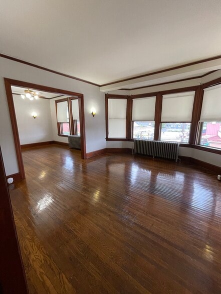 Primary Photo - 3 E Chestnut St