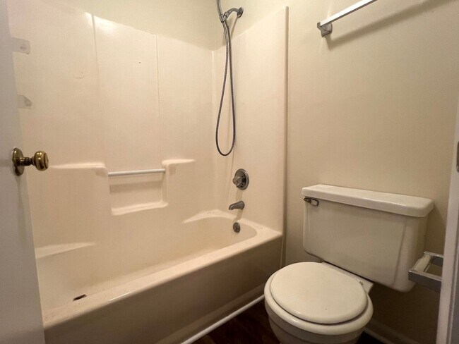 Building Photo - 417 Nottingham Dr