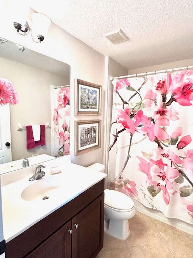 Building Photo - 2/2 UNFURNISHED - ADORABLE BUNGALOW- WITH GARAGE/GATED COMMUNITY