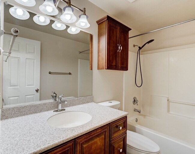 Building Photo - Charming Admirals Cove Home with Bonus Roo...