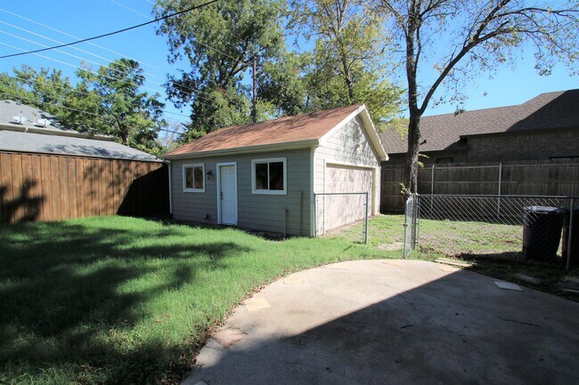 Building Photo - (("Wake Up in a Home YOU Love")) 2/2 STUNNING House Close to Exciting Downtown Fort Worth! An ABS...