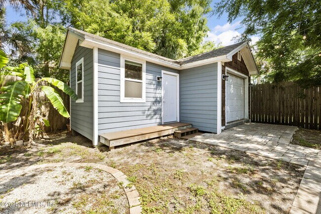 Building Photo - 206 Cabeza St
