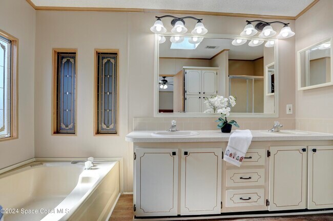 Building Photo - 561 Dolphin Cir