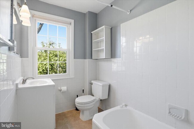 Building Photo - 1305 S Walter Reed Dr