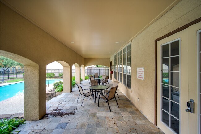 Building Photo - 9147 Lago Crest Dr