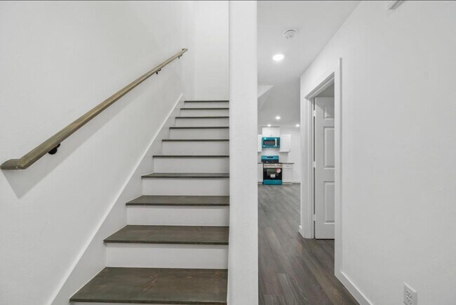 Building Photo - For Lease- Housing Vouchers Accepted | 3 Bed, 2 Bath |1,150 Sq Ft | Parkhurst Place |