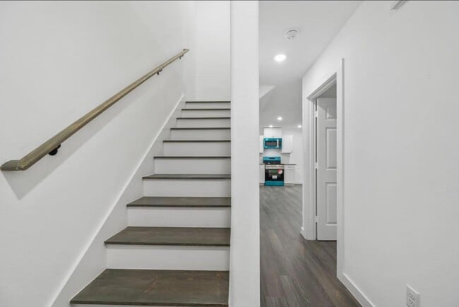 Building Photo - For Lease | 3 Bed, 2 Bath |1,150 Sq Ft