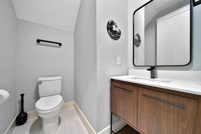Building Photo - 1212 E 29th St