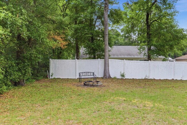 Building Photo - No HOA! Spacious 3 Bedroom Home with Large Backyard & Fire Pit – Move-In Ready