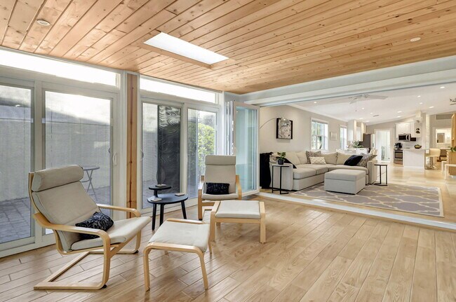 Building Photo - 11361 SW Pembroke Dr