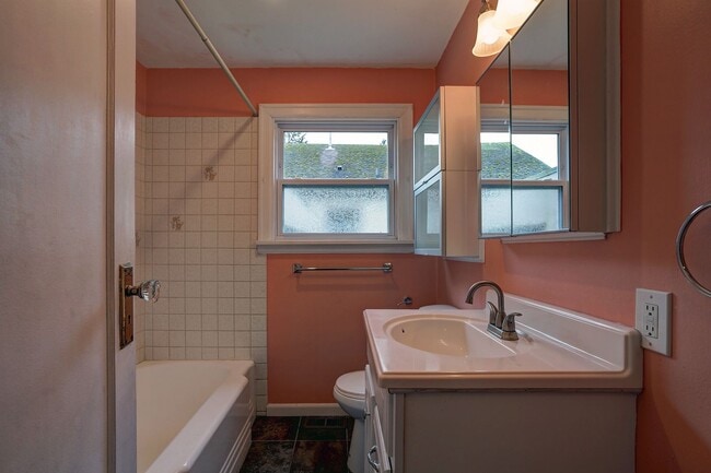 Building Photo - 2 Bed, 2 Bath Home in Historic Birchwood Neighborhood