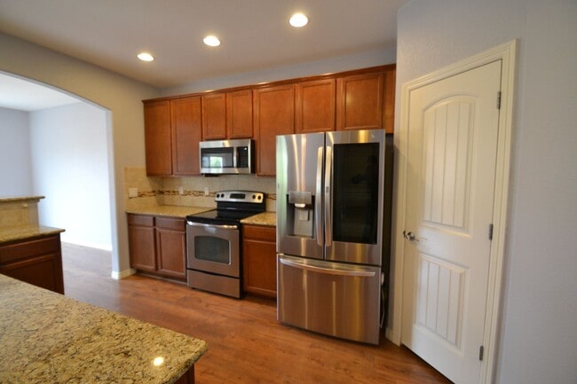 Building Photo - 5 Bed 3.5 Bath 3 Car Garage with AC