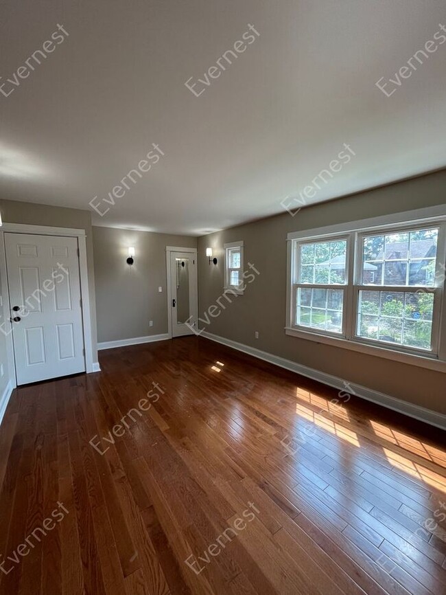 Building Photo - Charming 2-Bedroom Home with Modern Amenit...