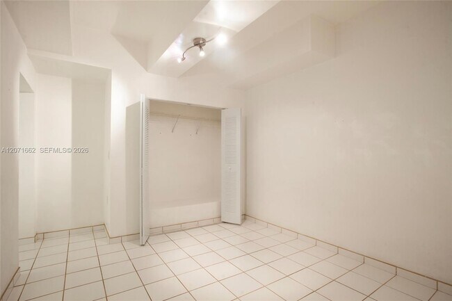 Building Photo - 4720 Pine Tree Dr