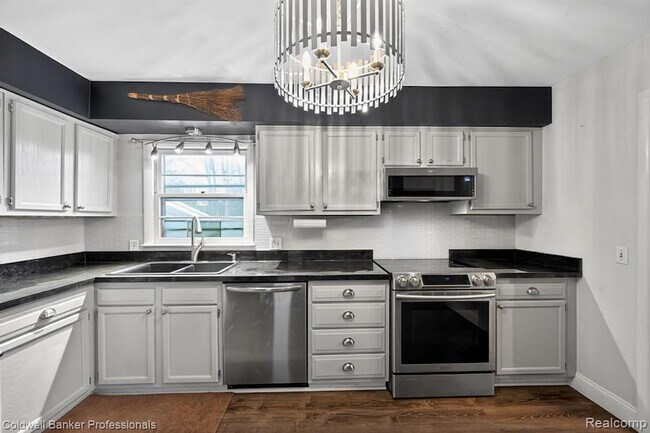 Building Photo - 4448 Greenwood Dr