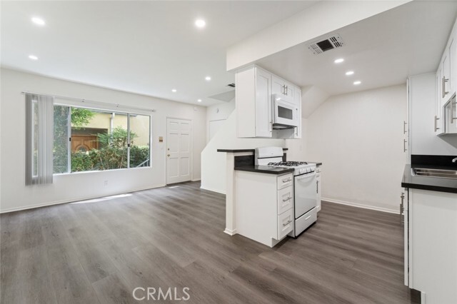 Building Photo - 731 E Cypress Ave