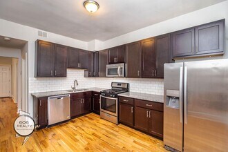 Building Photo - Beautiful spacious apartment in Humboldt Park!