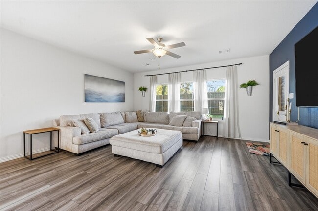 Building Photo - 210 Briarwood Ln