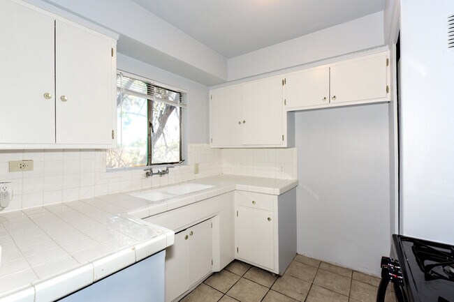 Building Photo - 4052 Chevy Chase Dr