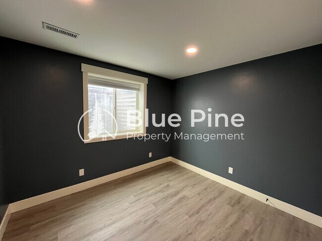 Building Photo - 3237 Harlow Dr