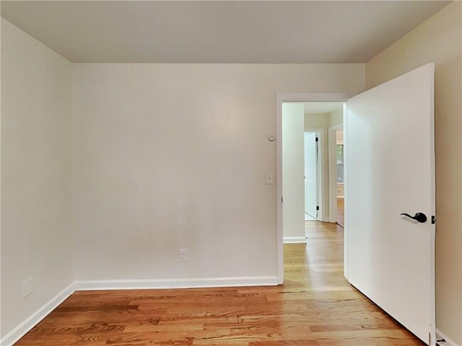 Building Photo - 1852 Gainsborough Dr