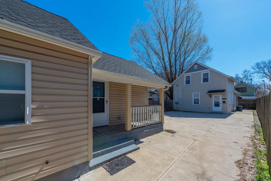 side porch/parking - 3115 Hancock Ave
