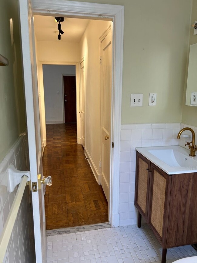 Building Photo - One Bedroom Apartment in Palisades NW Incl...