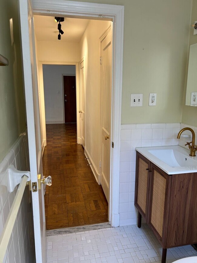 Building Photo - One Bedroom Apartment in Palisades NW Includes Parking