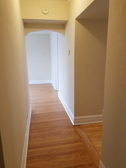 Building Photo - 4520 W Wellington Ave