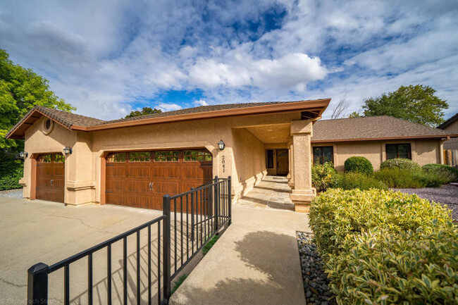 Primary Photo - Gorgeous Mary Lake Home!