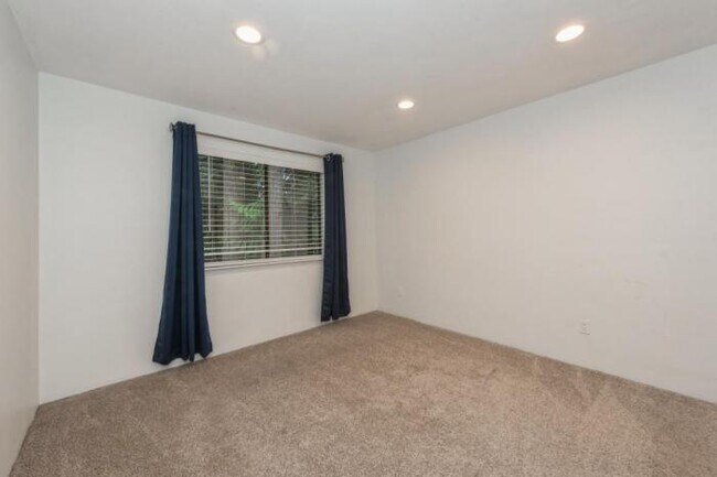 Building Photo - 2 bedroom in Kirkland WA 98034