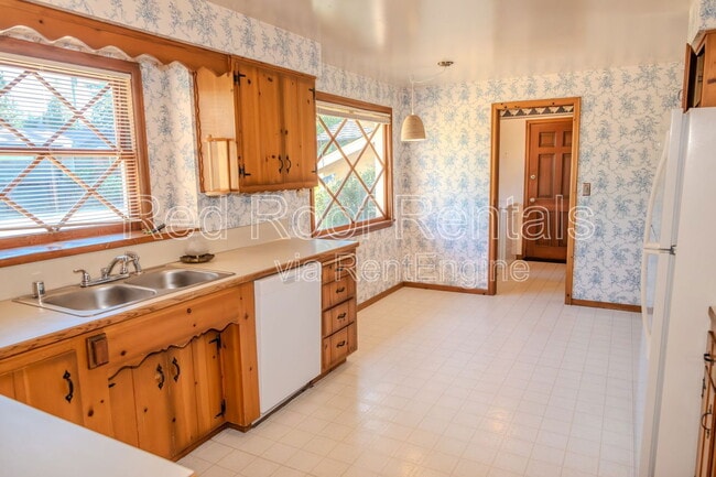 Building Photo - 815 Maywood Ln