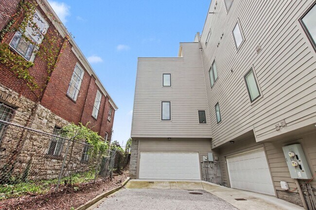 Building Photo - Newly Renovated Condominium