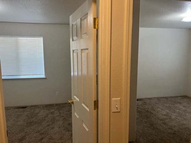 Building Photo - CLEAN SINGLE LEVEL 2 BEDROOM HOME/ WITH DE...