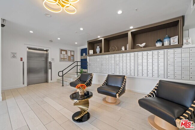 Building Photo - 10982 Roebling Ave