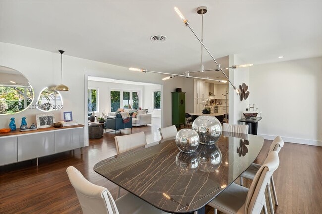 Building Photo - 408 Como Ave