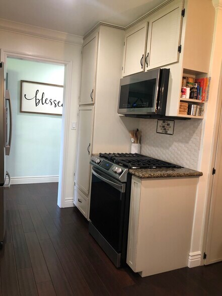 Kitchen - 10304 Cliota St