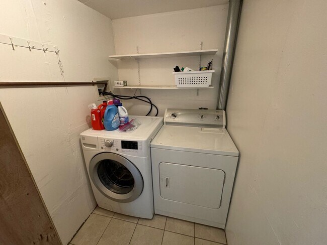 Building Photo - 2 Bedroom/1.5 Bathroom Townhouse Available in Union City!!